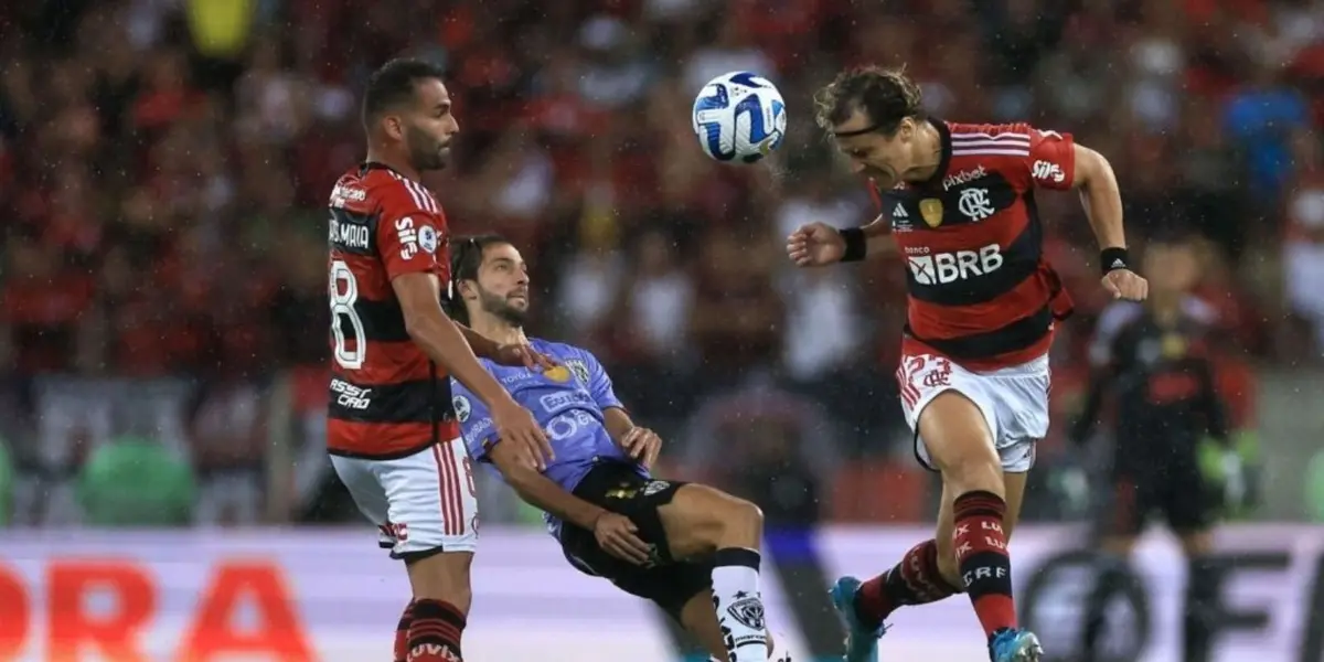 A defesa com três zagueiros chega desfalcada para o clássico contra o Fluminense