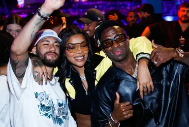 Acompanhado de seu pai, o camisa 10 aproveitou bastante a balada internacional