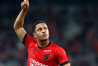 O centroavante Vitor Roque acertou sua ida ao Barcelona nesta janela