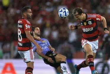 A defesa com três zagueiros chega desfalcada para o clássico contra o Fluminense