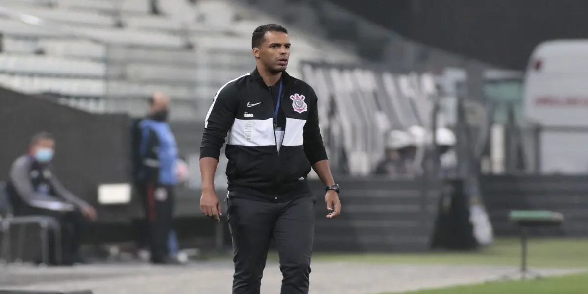 A equipa de Fernando Lázaro tem bom aproveitamento ao lado do torcedor, mas peca em jogos fora de casa