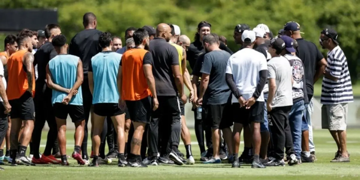 Alguns torcedores se reuniram com o elenco no gramado para cobrar a equipe após as recentes derrotas 