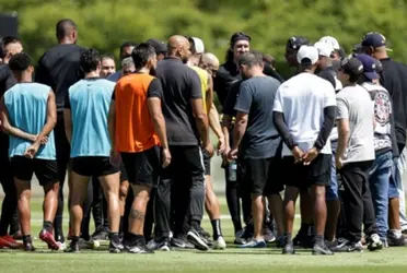 Alguns torcedores se reuniram com o elenco no gramado para cobrar a equipe após as recentes derrotas 