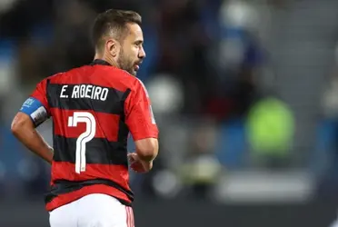 Com o interesse de outros clubes, o Flamengo acha melhor prorrogar o vínculo com o jogador