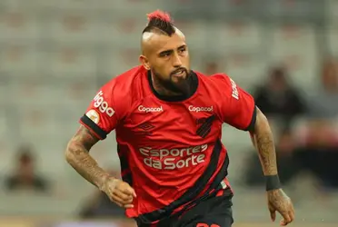 De saída do Furacão, Vidal tem interesse em defender os Xeneizes em 2024