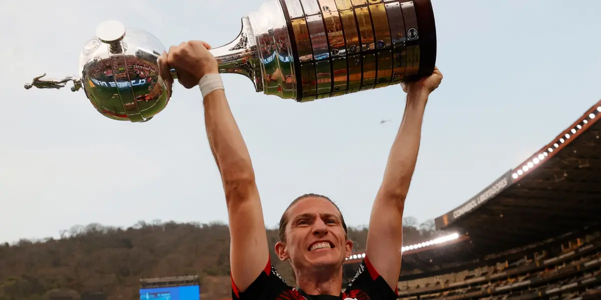 Filipe Luís celebra mais uma conquista