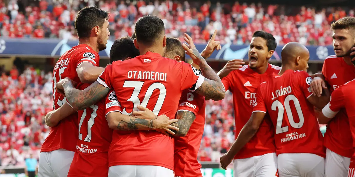 Jogadores do Benfica comemoram