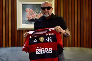 Jorge Sampaoli assistiu a vitória diante do Coritiba, mas já precisa preparar o time para a Libertadores