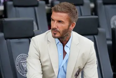 O astro inglês David Beckham usa as ruas de Miami para dirigir este carro