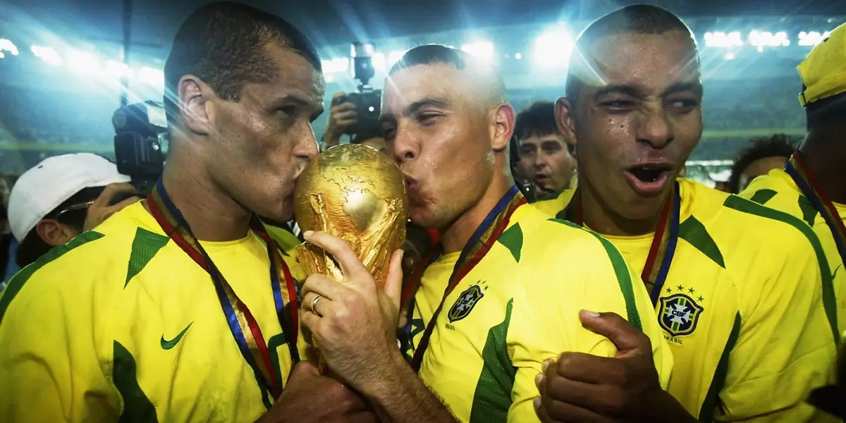 O Brasil foi campeão do mundial em 2002 pela quinta vez, mas um dos jogadores foi detido anos depois