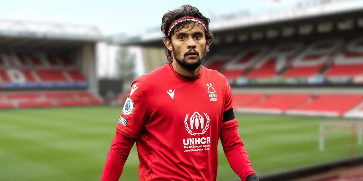 O jogador atua como meia no Nottingham Forest, time inglês