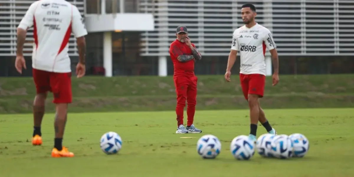 O técnico argentino Jorge Sampaoli já realizou os primeiros treinos no comando do Flamengo e esboça possíveis escalações 