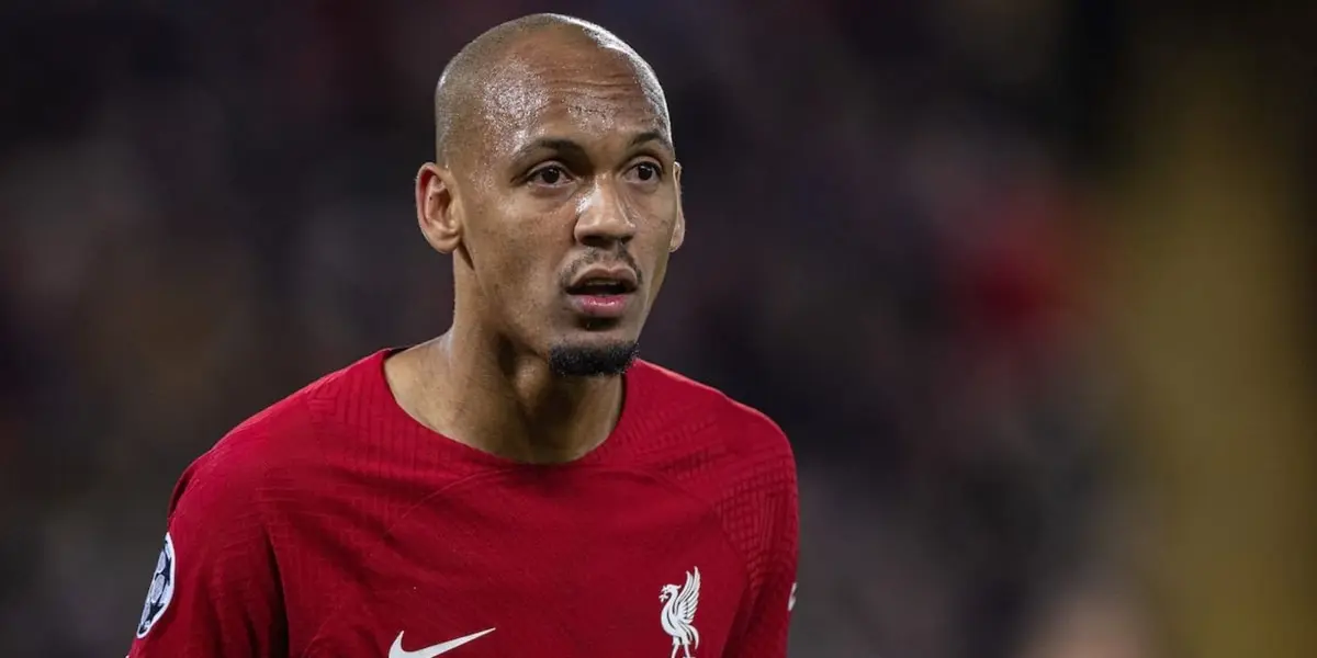 O volante brasileiro Fabinho aparece na lista de transferências do clube