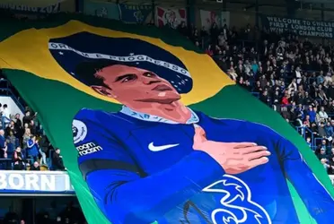 Os torcedores levaram bandeiras em homenagem ao zagueiro de 38 anos, Thiago Silva  