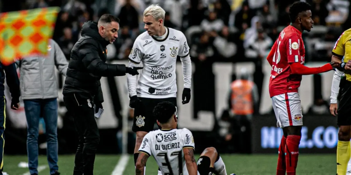 Roger Guedes também teve problemas atuando fora de posição quando estava sob o comando de Vítor Pereira no Corinthians